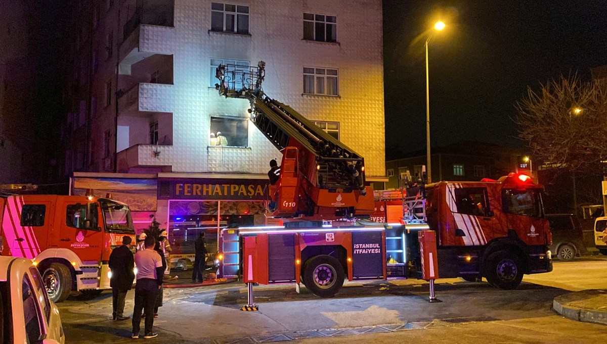 Ataşehir’de yanan daireyi arkalarına alıp selfie çekildiler
