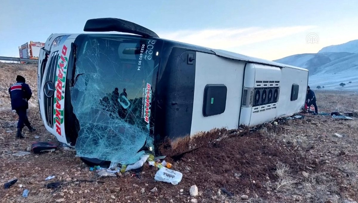 SON DAKİKA: Afyonkarahisar'da yolcu otobüsü devrildi: 8 kişi öldü, 35 kişi yaralandı