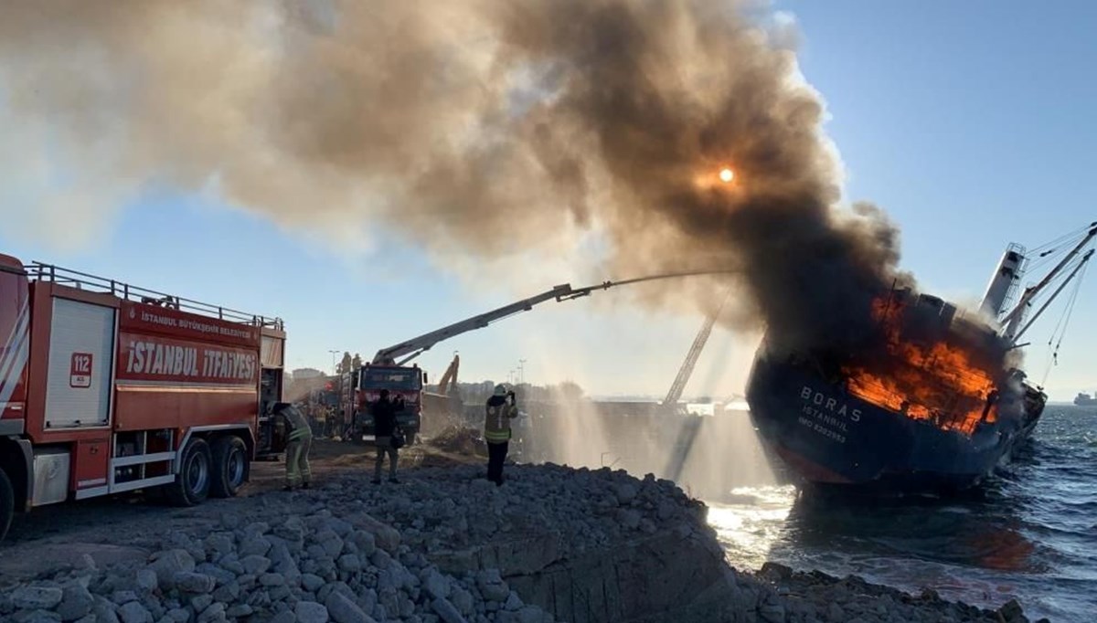 İstanbul'da karaya oturan gemide yangın