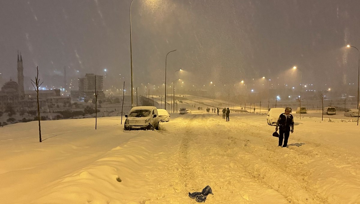 Gaziantep'te kar yağışı nedeniyle il dışına araç çıkışı durduruldu: 2 bin kişi kurtarıldı