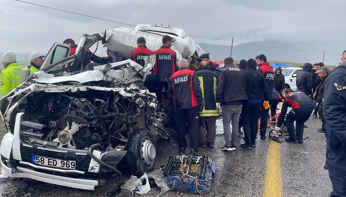 Sivas'ta TIR ve minibüs çarpıştı: 5 ölü, 2 yaralı